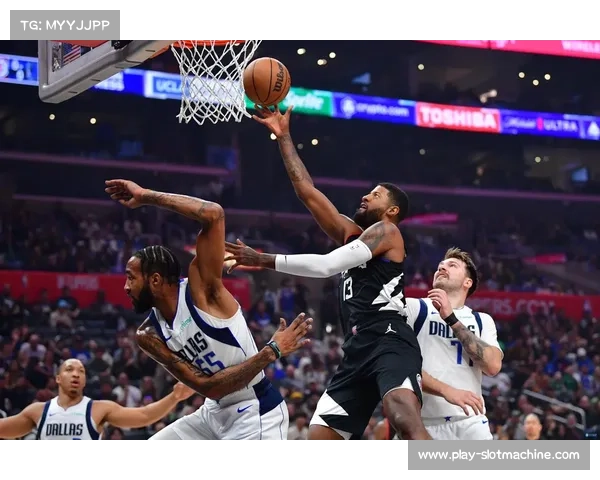 戴维斯半场17分表现出色独行侠凭借其发挥占据主动优势